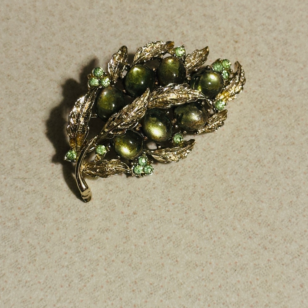 Vintage Coro Elegant Gold tone Green Leaf rhinestone Brooch (800)